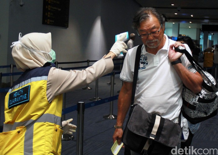Petugas KKP melakukan tiga lapis pemeriksaan bagi seluruh penumpang yang tiba di Bandara Soekarno Hatta. Hal itu dilakukan untuk mencegah penyebaran virus corona.