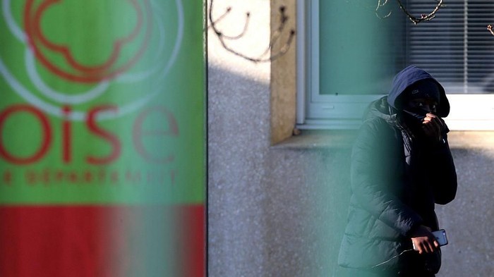 A student arrives at the Jean-de-la-Fontaine school in Crepy-en-Valois (Oise), northern France, while tests are carried out on March 3, 2020, at the establishment for the coronavirus following the death of a 60-year-old teacher who worked at the school. - France, which has 130 confirmed cases and two deaths from COVID-19, has said it would ban gatherings of 5,000 people or more, closing schools and cancelling religious services in some of the hardest-hit zones in a bid to contain the coronavirus outbreak. (Photo by FRANCOIS NASCIMBENI / AFP)