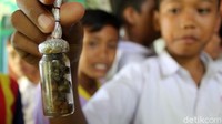 Ibnu Kasir, yang biasa disapa Mbah Gondrong, menceritakan penemuan sosok dalam botol tersebut. Awalnya ia sedang menyiapkan bambu untuk dijadikan pagar di belakang rumah. Setelah itu ia melihat benda dalam botol kecil tertutup tanah.