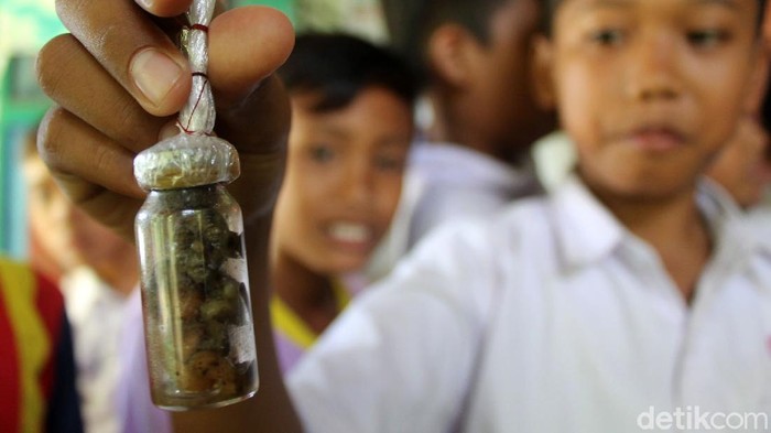 Warga Ciamis dibuat heboh dengan penemuan sosok misterius yang diduga menyerupai tuyul. Sosok itu berada dalam sebuah botol. Penasaran? Berikut penampakannya.