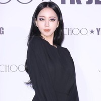 Meski sudah berusia hampir 40, aktris tersebut memang tidak berencana untuk menikah. Ia pun membuat sebuah tato di jarinya yang bertuliskan never. Tuliskan tersebut melambangkan bahwa ia tidak ingin tertekan oleh lingkungan untuk cepat menikah hingga benar-benar menemukan seseorang yang dicintai. Foto: Instagram @han_ye_seul_