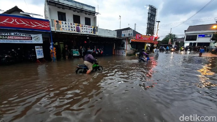 Banjir di Simpang Empat Kamdanen, Sleman, Selasa (3/3/2020).