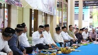 Aktivitasnya juga termasuk menyambangi warga di berbagai wilayah Depok. Menyapa dan berdiskusi bersama warga Cipayung, tulis Mohammad Idris yang datang di sore hari lalu dijamu teh dan berbagai buah segar. Foto: Instagram idrisashomad