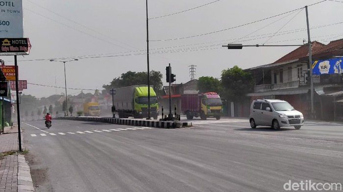 Hujan abu Merapi di Jalan Yogya-Solo, 3/2/2020
