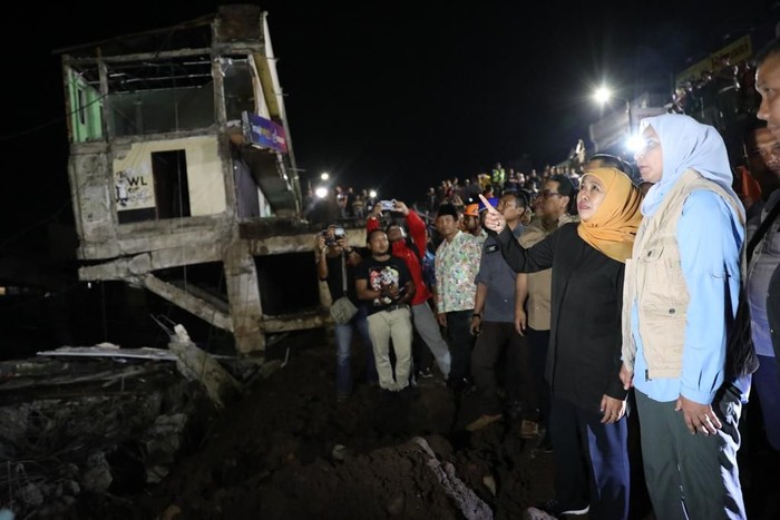Momen Gubernur Khofifah Tinjau Lokasi ruko Ambruk di Jember Gubernur Jawa Timur Khofifah Indar Parawansa meninjau lokasi ruko ambruk akibat jalan amblas di Jalan Sultan Agung.