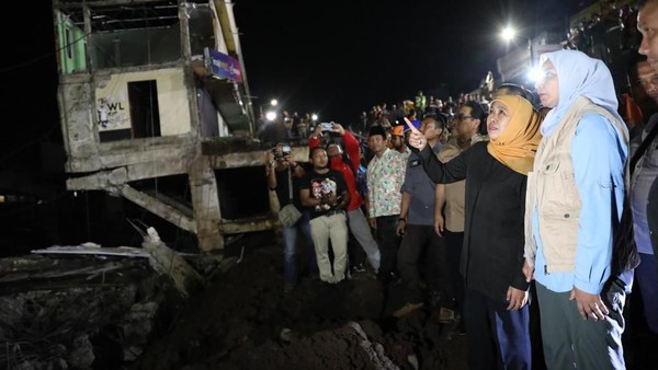 Momen Gubernur Khofifah Tinjau Lokasi Ruko Ambruk di Jember
