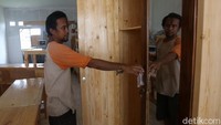 Hal itu dikarenakan furniture yang seudah terendam banjir mengalami kerusakan.