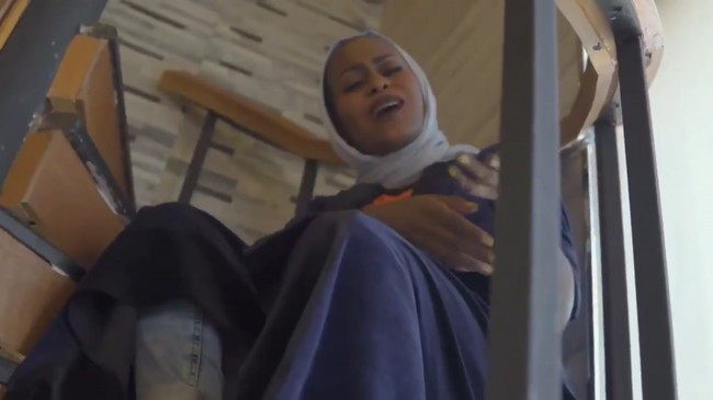 Pangeran Khalid bin Faisal dari Mekah pun telah memerintahkan untuk menangkap Ayasel Slay. Pada sebuah tweet, pemerintah daerah Mekah pun mengeluarkan perintah terkait lagu Bint Mecca yang dinyanyikan Ayasel Slay. Foto: screenshot youtube