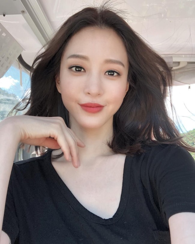 Para penggemar pun merespon pernyataan Han Ye Seul. Mereka menganggap jika pria-pria tidak berani untuk mendekatinya karena terlalu cantik. Foto: Instagram @han_ye_seul_