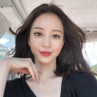 Para penggemar pun merespon pernyataan Han Ye Seul. Mereka menganggap jika pria-pria tidak berani untuk mendekatinya karena terlalu cantik. Foto: Instagram @han_ye_seul_