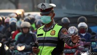 Walau Jawa Barat siaga 1 virus corona, namun kondisi laulintas masih terlihat normal.