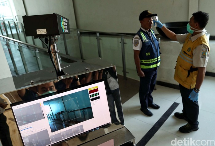 Simulasi Pencegahan Corona di Pelabuhan Tanjung Priok Petugas dari Badan Karantina Pertanian bersama petugas dari IPC melakukan simulasi pencegahan virus corona di Pelabuhan Tanjung Priok.