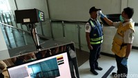 Begini suasana saat petugas melakukan simulasi pencegahan virus corona.