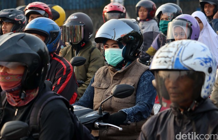 Jawa Barat siaga 1 virus corona, pasca dua warga Depok positif corona. Untuk menangkal penyebaran virus tersebut, warga Kota Bandung ramai-ramai gunakan masker.