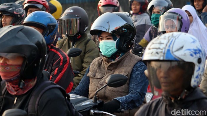 Jawa Barat siaga 1 virus corona, pasca dua warga Depok positif corona. Untuk menangkal penyebaran virus tersebut, warga Kota Bandung ramai-ramai gunakan masker.