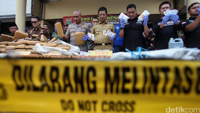 Polres Jakarta Barat memusnahkan barang bukti narkoba hasil kejahatan. Barbuk yang dimusnahkan berupa 318 Kg ganja, 12,6 Kg sabu dan pil ekstasi.