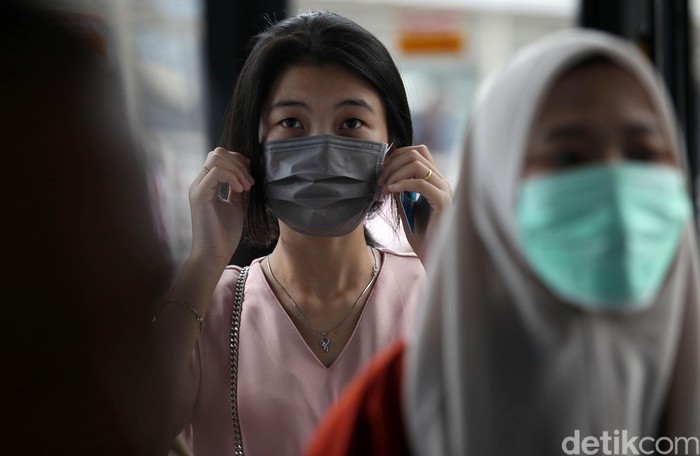 Indonesia belum lama ini laporkan kasus pertama 2 WNI positif virus corona. Sebagai langkah pencegahan, warga di Jakarta pun kenakan masker saat beraktivitas.