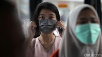 Sejumlah warga tampak mengenakan masker saat menggunakan transportasi publik di kawasan Jakarta.