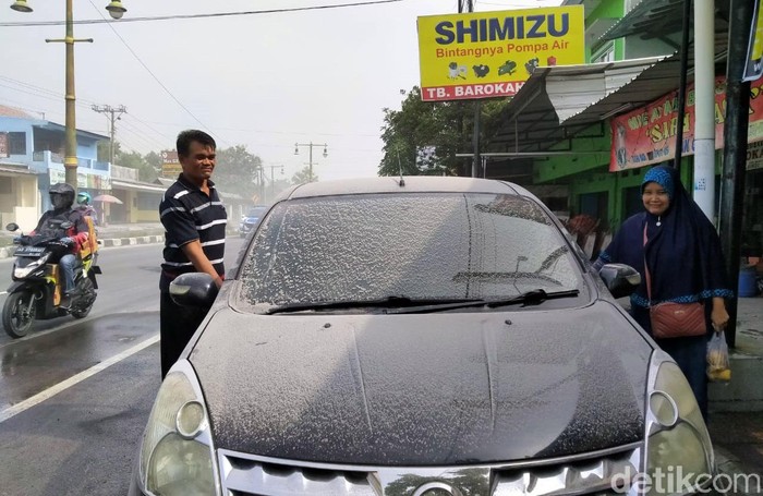 Hujan Abu Guyur Klaten Imbas Erupsi Gunung Merapi Lima kecamatan di Kabupaten Klaten diguyur hujan abu imbas erupsi Gunung Merapi. Warga pun kenakan masker saat beraktivitas di luar ruangan guna hindari abu.