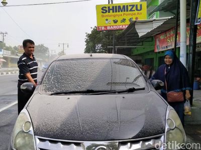 Kawasan Klaten Diguyur Hujan Abu Imbas Erupsi Gunung Merapi