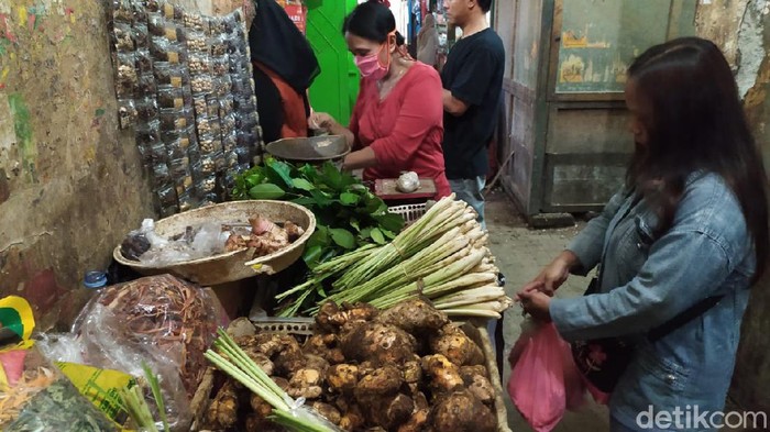 Penjual empon-empon Corona di Pasar Wage, Purwokerto, Selasa (3/3/2020).