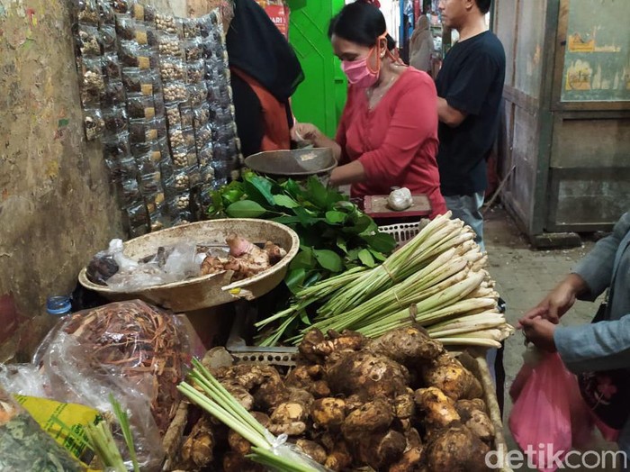 Penjual empon-empon Corona di Pasar Wage, Purwokerto, Selasa (3/3/2020).