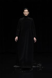 Model Kebanjiran Di Catwalk Balenciaga Saat Paris Fashion Week
