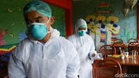 Setiap ruangan diperiksa oleh petugas Dinkes DKI Jakarta.