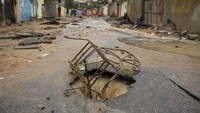 Penampakan jalan yang rusak akibat diterjang banjir bandang di kawasan Rio de Janeiro, Brasil.