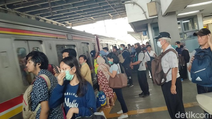 Situasi KRL jurusan depok sejak ada corona