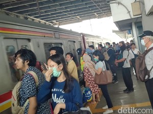 Antisipasi Corona, Dirut KAI Pastikan Ada Antiseptik di Semua Stasiun KRL