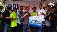 Pemberian bantuan dihadiri oleh Pinca BRINS Jumari, Pinca BRI Jakarta Jelambar David Djoko P, Wakil Pemimpin Wilayah BRI Jakarta 3 I Ketut Kusuma Wardana, serta Kepala Bagian Logistik BRI Jakarta 3 Hariyono. Istimewa/BRI.
