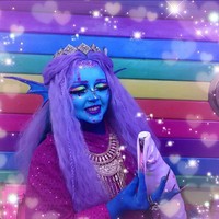 Inilah penampilan ekstra Lhouraii sehari-harinya. Ia mengecat tubuhnya dengan body painting warna biru.  Foto: Instagram