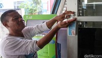 Salah satunya fasilitas antiseptik gratis tersebut dipasang di depan gerbang masuk halte TransJakarta Harmoni.