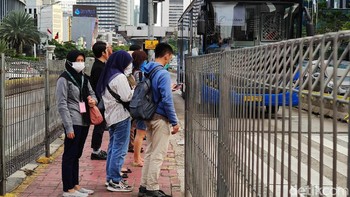 Terlihat juga ada antrean para pengguna bus transportasi massa.
