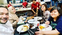 Bersama suami dan dua putrinya, Fahira menyempatkan waktu untuk makan bersama. Momen bersama keluarga ini selalu jadi agenda rutin Fahira di tengah kesibukan aktivitasnya. Foto: instagram @fahiraidris