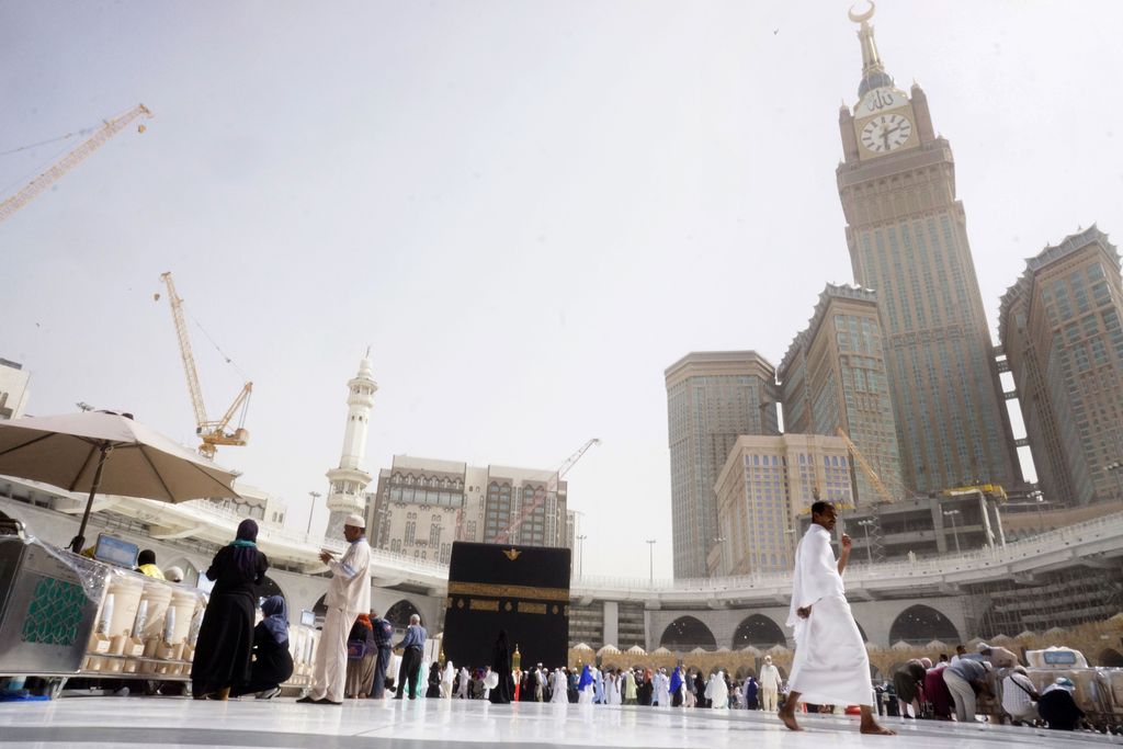 Para pekerja membersihkan Masjidil Haram di kota suci Muslim Mekah. (AP/Amr Nabil)