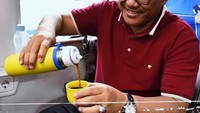 Di kereta api, begini pose suami Elly Farida ini saat menuang kopi hangat dari termos. Foto: Instagram idrisashomad