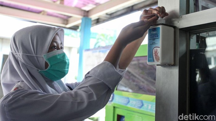 Fasilitas Antiseptik Gratis Tersedia di Halte Harmoni Fasilitas antiseptik gratis tersedia di halte TransJakarta Harmoni. Keberadaan antiseptik gratis itu sebagai salah satu upaya mencegah penyebaran virus corona.