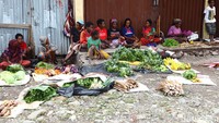 Selain itu, sejumlah kios juga dibangun kembali. Hal ini dimaksud agar aktivitas perekonomian kembali pulih.