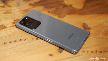 Bagian belakang berlapis kaca dengan perlindungan Gorilla Glass 6. Foto: Adi Fida Rahman/detikINET