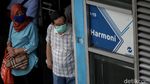 Potret Warga Ibu Kota Wara-wiri Pakai Masker