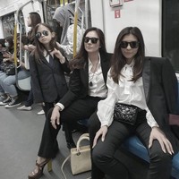 Wulan Guritno tampak kompak dengan kedua putrinya menggunakan jas hitam dan tampilan yang serba hitam-putih. Kaca mata hitam yang digunakan jadi menambah kesan keren dari tampilannya itu. Foto: Instagram