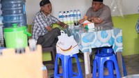 Bukti lain kalau Mohammad Idris tak ragu makan di warung. Ketika bertemu temannya semasa sekolah, mereka asyik ngobrol dan ngopi di warung makan. Foto: Instagram idrisashomad