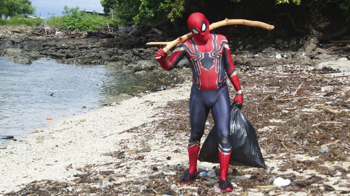 Aksi Spiderman asal Parepare membersihkan sampah berbuah hadiah umroh (Hasrul Nawir/detikcom)