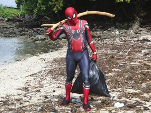 Aksi Bersih-bersih Diapresiasi, Spiderman Parepare Diberi Hadiah Umroh