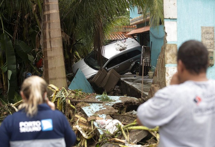Banjir Bandang di Rio de Janeiro Brasil Banjir bandang yang menerjang Brasil merusak rumah hingga kendaraan milik warga di kawasan Rio de Janeiro. Sedikitnya 4 orang tewas akibat banjir tersebut.
