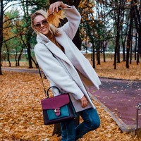 Lindungi kami, gadis cantik dan lemah, tulis Anzhelika di postingan foto yang memperlihatkan dirinya setengah telanjang di Instagram. Foto: Instagram