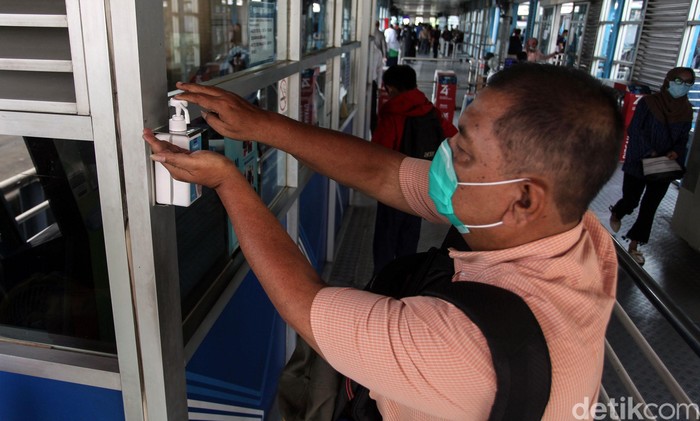 Fasilitas Antiseptik Gratis Tersedia di Halte Harmoni Fasilitas antiseptik gratis tersedia di halte TransJakarta Harmoni. Keberadaan antiseptik gratis itu sebagai salah satu upaya mencegah penyebaran virus corona.