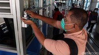 Seorang warga menggunakan antiseptik gratis yang tersedia di halte TransJakarta Harmoni, Jakarta, Selasa (3/3/2020).